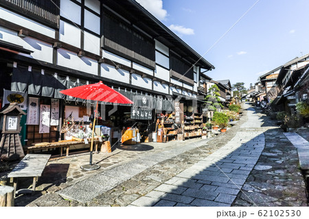 馬籠宿石畳の坂道を見る古い町並み風景 馬籠宿石畳の坂道を見る古い町並み風景 62102530