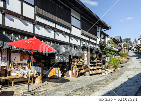 馬籠宿石畳の坂道を見る古い町並み風景 馬籠宿石畳の坂道を見る古い町並み風景 62102531