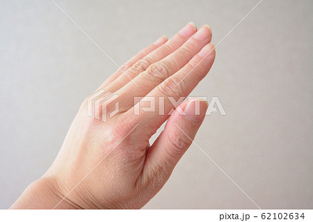 女性の乾燥した手 62102634