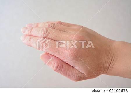 女性の乾燥した手 62102638