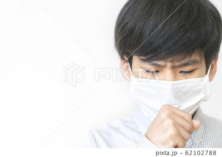 咳をする男の子 マスク 咳をする男の子 マスク 62102788