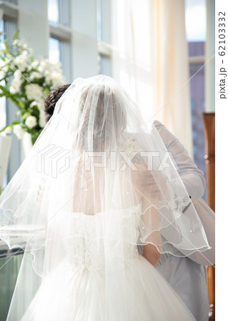 誓いの口づけ　新郎新婦　結婚式　挙式 62103332