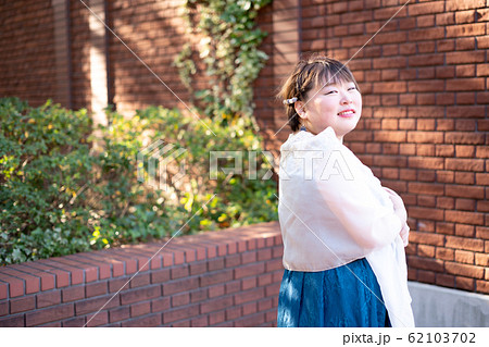 ドレスアップしたふくよかな女性 ドレスアップしたふくよかな女性 62103702