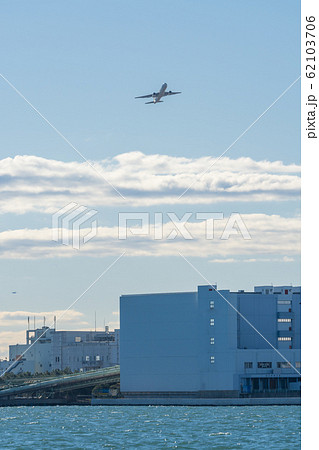 青空と飛行機 62103706