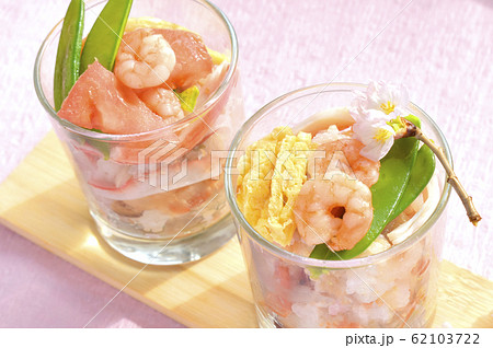 桜の花とお祝いのグラスちらし寿司 桜の花とお祝いのグラスちらし寿司 62103722