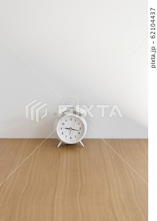 シンプルな白い目覚まし時計の写真素材