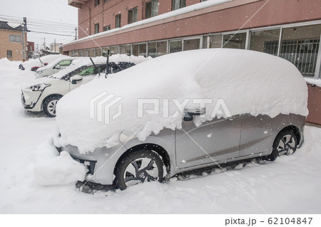 雪に埋まる車 62104847