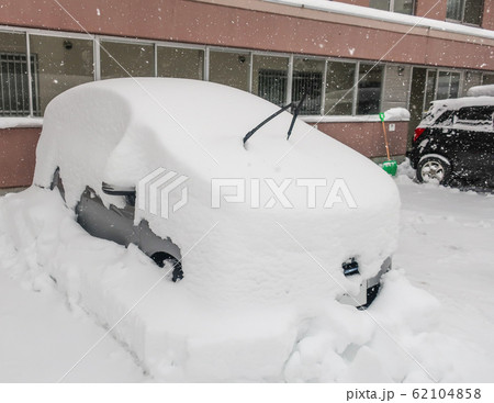 雪に埋まる車 62104858