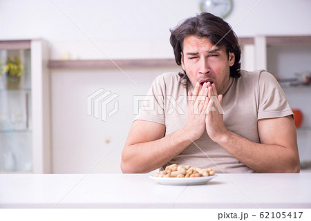Young man suffering from allergy 62105417
