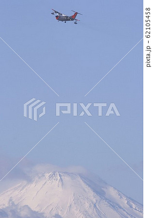 冬晴れの富士山を背景に旋回飛行する海上自衛隊の国産機US-1A救難飛行艇 62105458