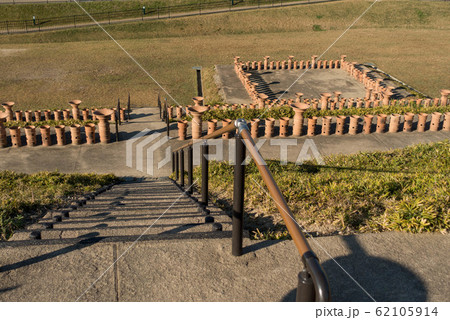京都府長岡京市の恵解山古墳の埴輪と西造り出しが見える風景 62105914