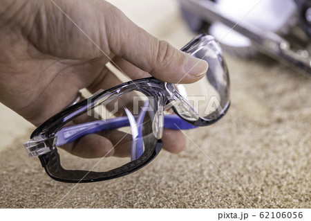 工事現場の保護メガネ 62106056