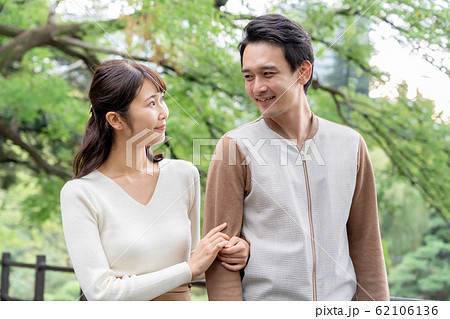 夫婦　カップル 62106136