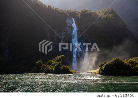 ミルフォード・サウンド　Milford Sound 62110456