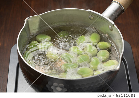 蚕豆を茹でる 蚕豆を茹でる 62111081