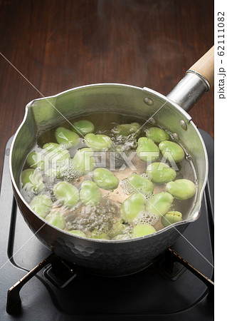 蚕豆を茹でる 62111082