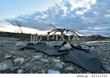 台風のあと 62111714