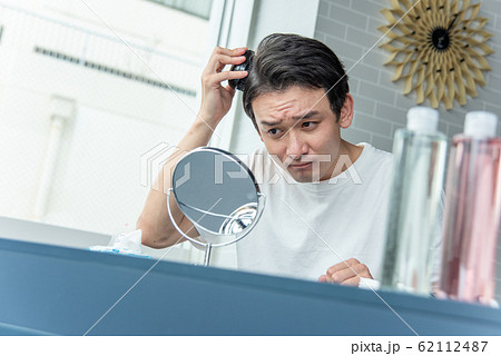 毛髪を気にする若い男子 毛髪を気にする若い男子 62112487