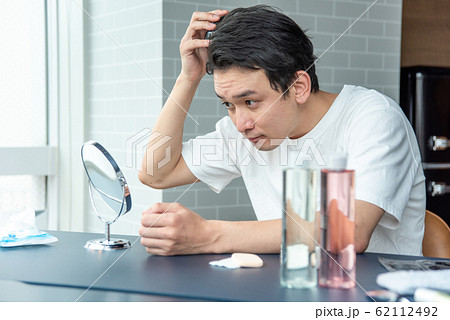 毛髪を気にする若い男子 毛髪を気にする若い男子 62112492