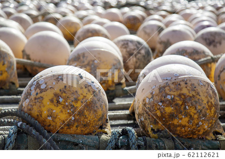 ブイと漁船　漁港　港 62112621