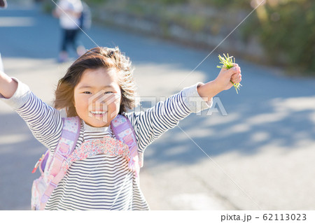 帰宅する子供 62113023