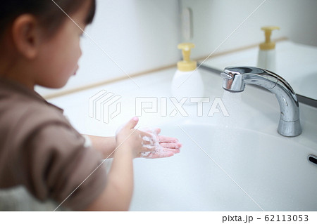 手洗い 予防 抗菌 帰宅 ボディパーツ 顔なし コピースペース 子供 ハンドソープ 石鹸 洗面台 の写真素材
