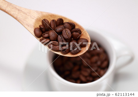 コーヒー豆 (珈琲豆 小粒 焙煎 飲食 実 飲み物 ドリンク ブレンド カフェイン コピースペース) 62113144