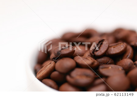 コーヒー豆 (珈琲豆 小粒 焙煎 飲食 実 飲み物 ドリンク ブレンド カフェイン コピースペース) コーヒー豆 (珈琲豆 小粒 焙煎 飲食 実 飲み物 ドリンク ブレンド カフェイン コピースペース) 62113149