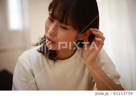 耳に違和感を感じる女性 62113759