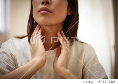 喉に違和感を感じる女性 喉に違和感を感じる女性 62113762