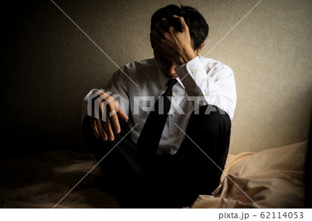 悲しみに暮れる男性 62114053