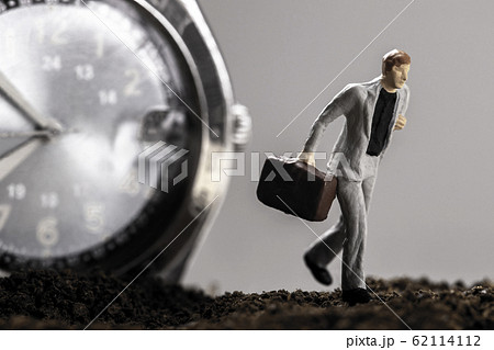 腕時計と走るビジネスマン 62114112