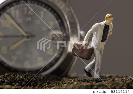 腕時計と走るビジネスマン 62114114