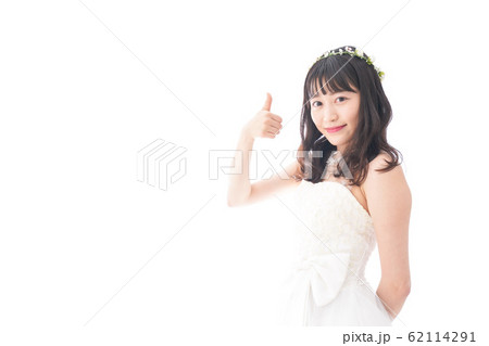 OKサインをするドレス姿の花嫁 OKサインをするドレス姿の花嫁 62114291