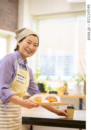 働くシニア女性　ネオシニア　 62114546