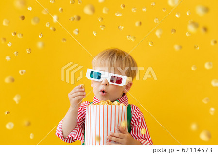 Happy child wearing 3d glasses Happy child wearing 3d glasses 62114573