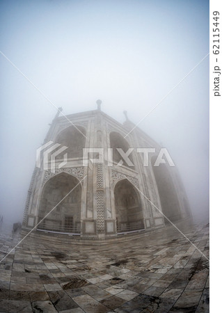 taj mahal covered in fog 62115449