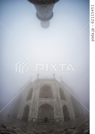 taj mahal covered in fog 62115451