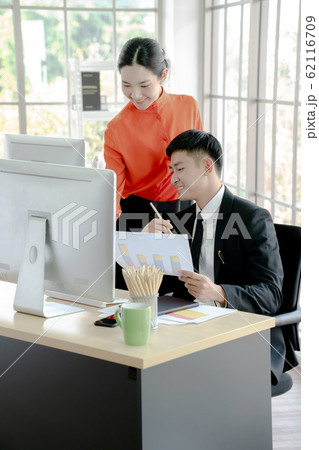 Helpful boss mentor explaining new online project 62116709