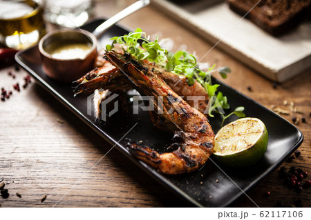 Grilled tiger prawns with chilli sauce and lime Grilled tiger prawns with chilli sauce and lime 62117106