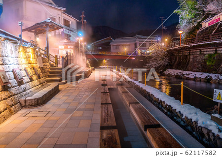 雪景色の湯村温泉　夜景 62117582