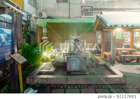 雪景色の湯村温泉　夜景 62117601