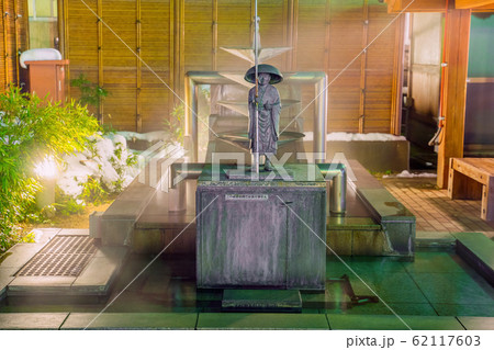 雪景色の湯村温泉　夜景 62117603