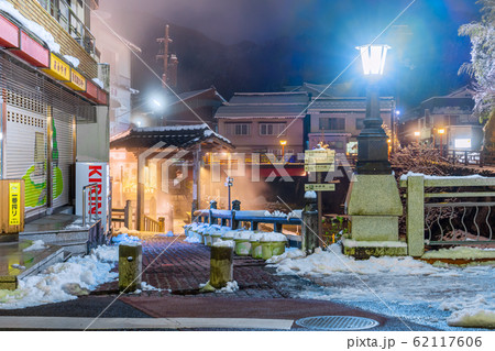 雪景色の湯村温泉　夜景 62117606