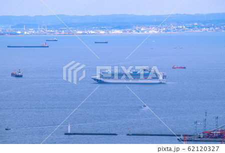 日本の横浜都市景観　新型コロナウイルスの感染者が乗っていたクルーズ船の検疫作業が横浜港沖で続く＝4日 62120327