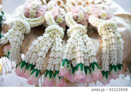Fresh flower garland in metal tray on reception desk 62122608
