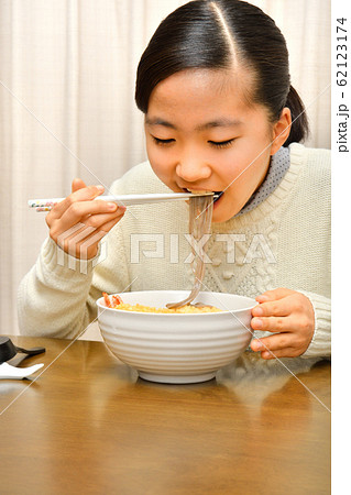 年越しそばを食べる女の子(大晦日) 年越しそばを食べる女の子(大晦日) 62123174