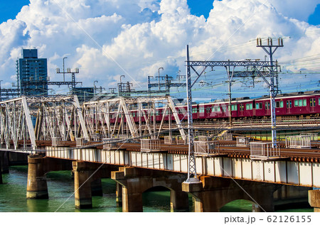 大阪市淀川区・淀川に掛かる鉄橋を渡る阪急電車 62126155