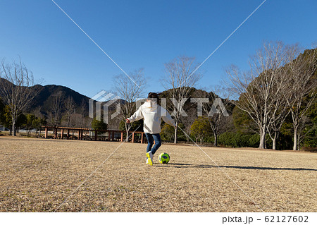 サッカーをする女の子 サッカーをする女の子 62127602