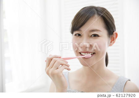 歯磨きをする若い女性 歯磨きをする若い女性 62127920